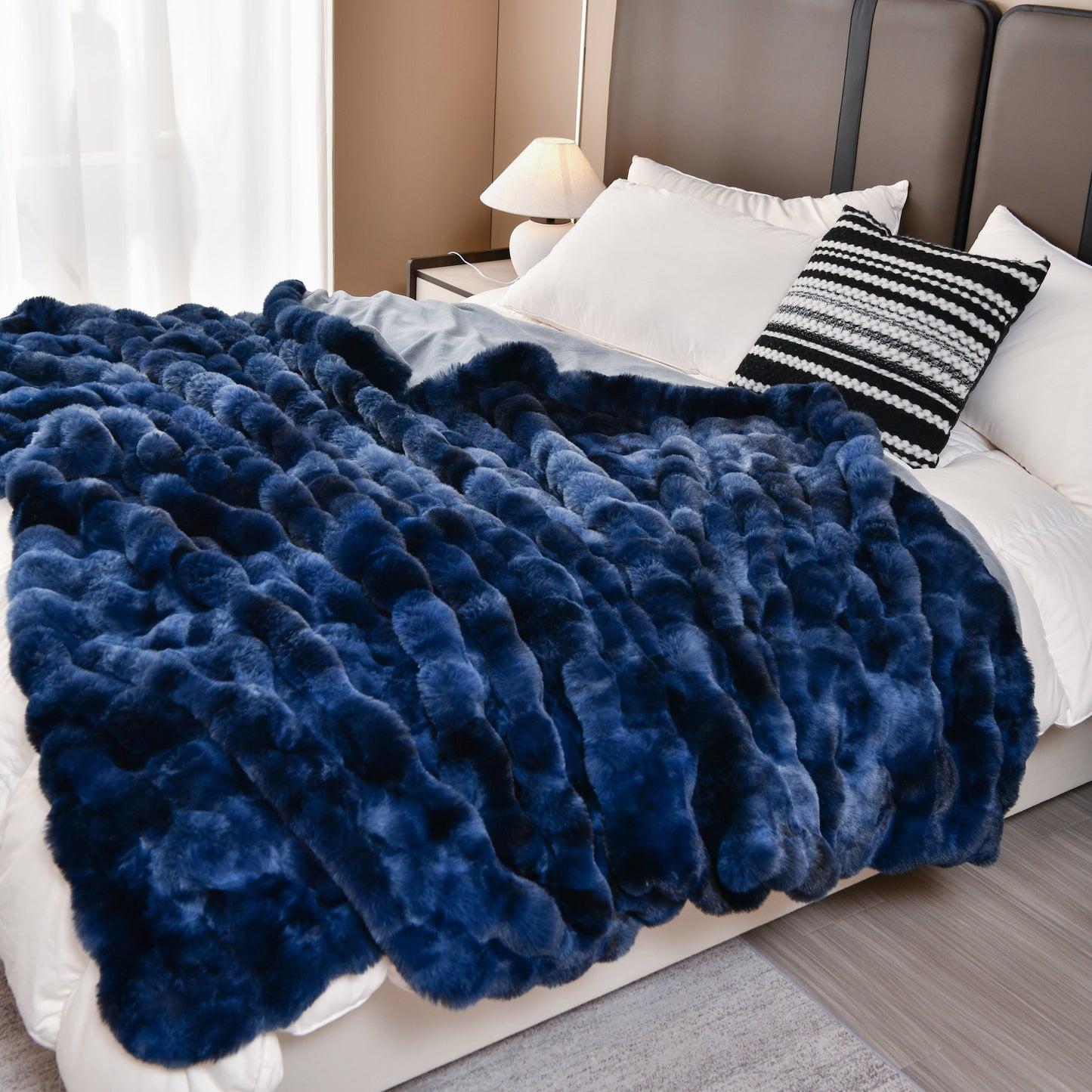Homyo Tie-dyed colored blanket. Its inner lining is made of soft fleece material, with good breathability and thick texture. It is suitable for beds, sofas or reclining chairs.