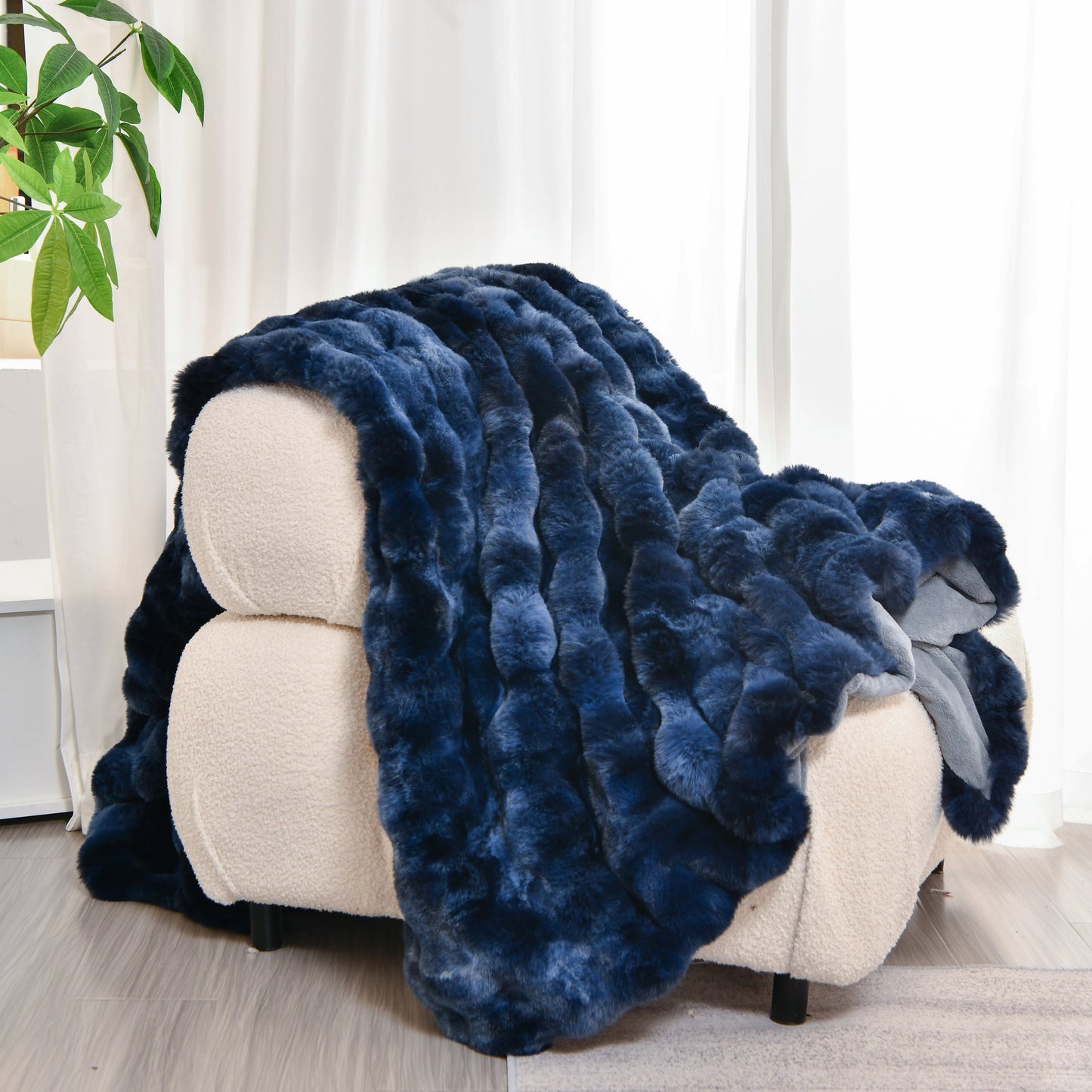 Homyo Tie-dyed colored  blanket. Its inner lining is made of soft fleece material, with good breathability and thick texture. It is suitable for beds, sofas or reclining chairs.
