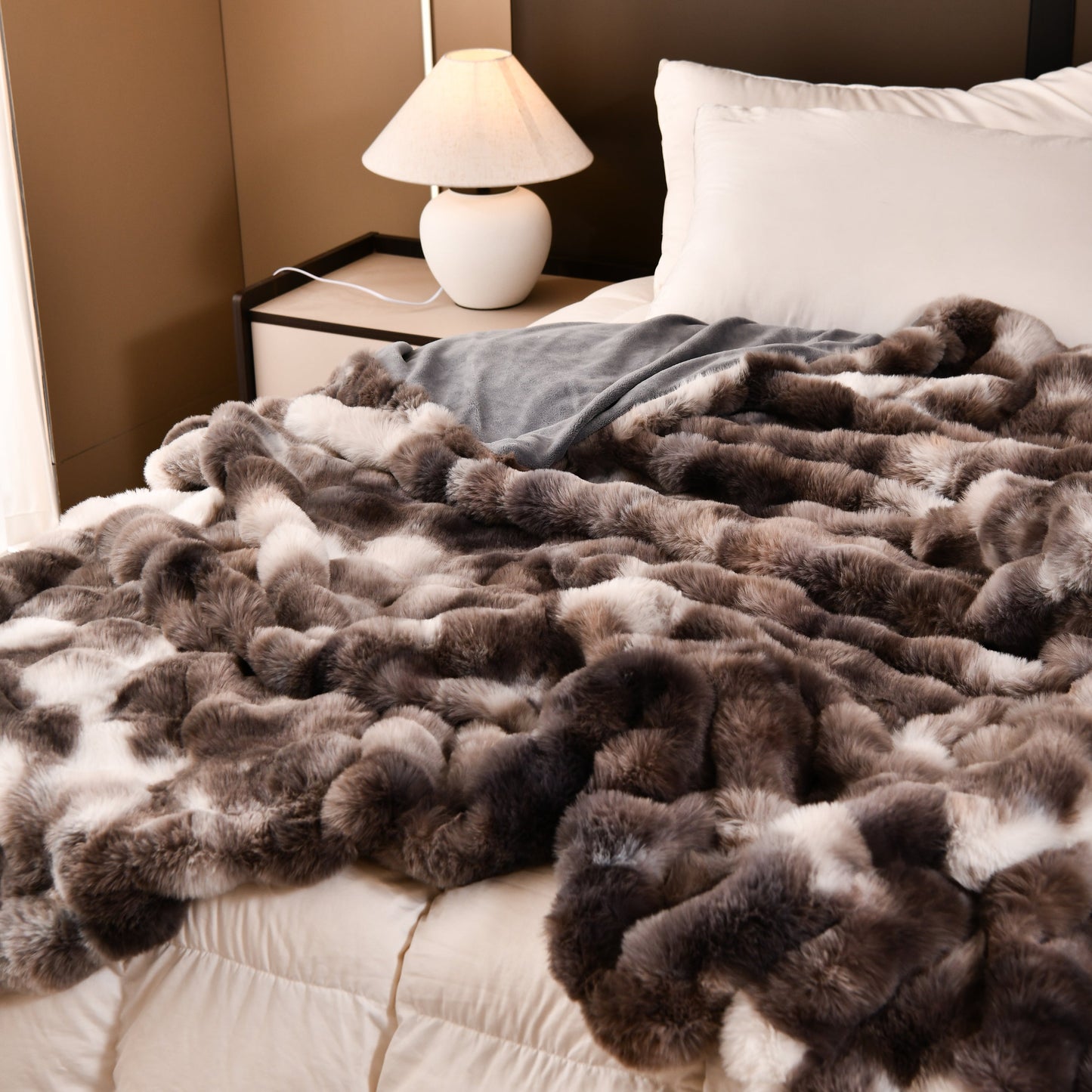 Homyo Tie-dyed colored  blanket. Its inner lining is made of soft fleece material, with good breathability and thick texture. It is suitable for beds, sofas or reclining chairs.