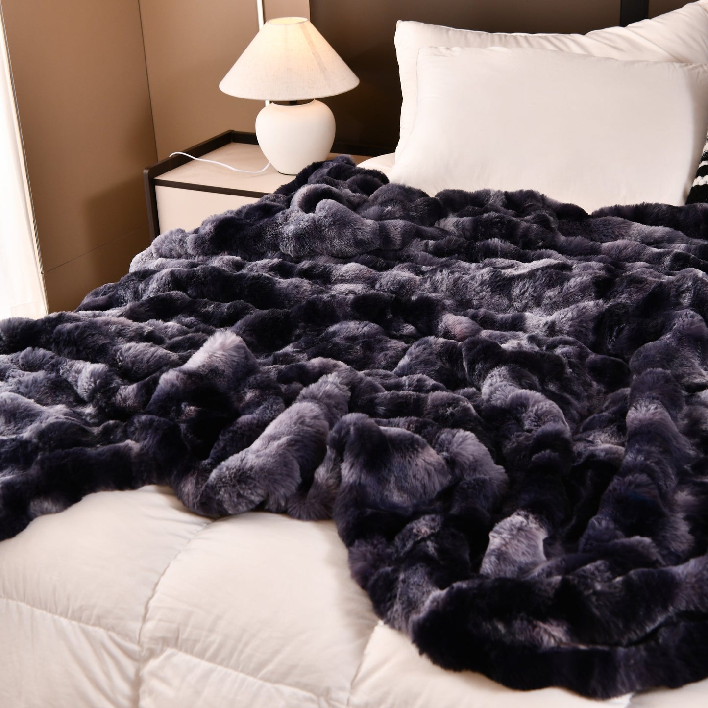 Homyo Tie-dyed colored  blanket. Its inner lining is made of soft fleece material, with good breathability and thick texture. It is suitable for beds, sofas or reclining chairs.