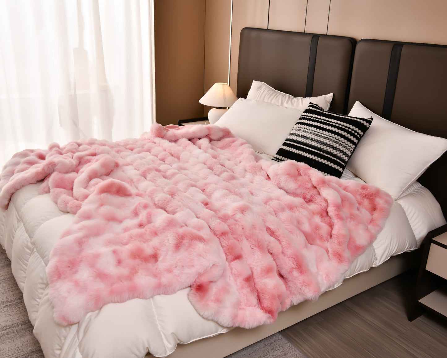 Homyo Tie-dyed colored  blanket. Its inner lining is made of soft fleece material, with good breathability and thick texture. It is suitable for beds, sofas or reclining chairs.