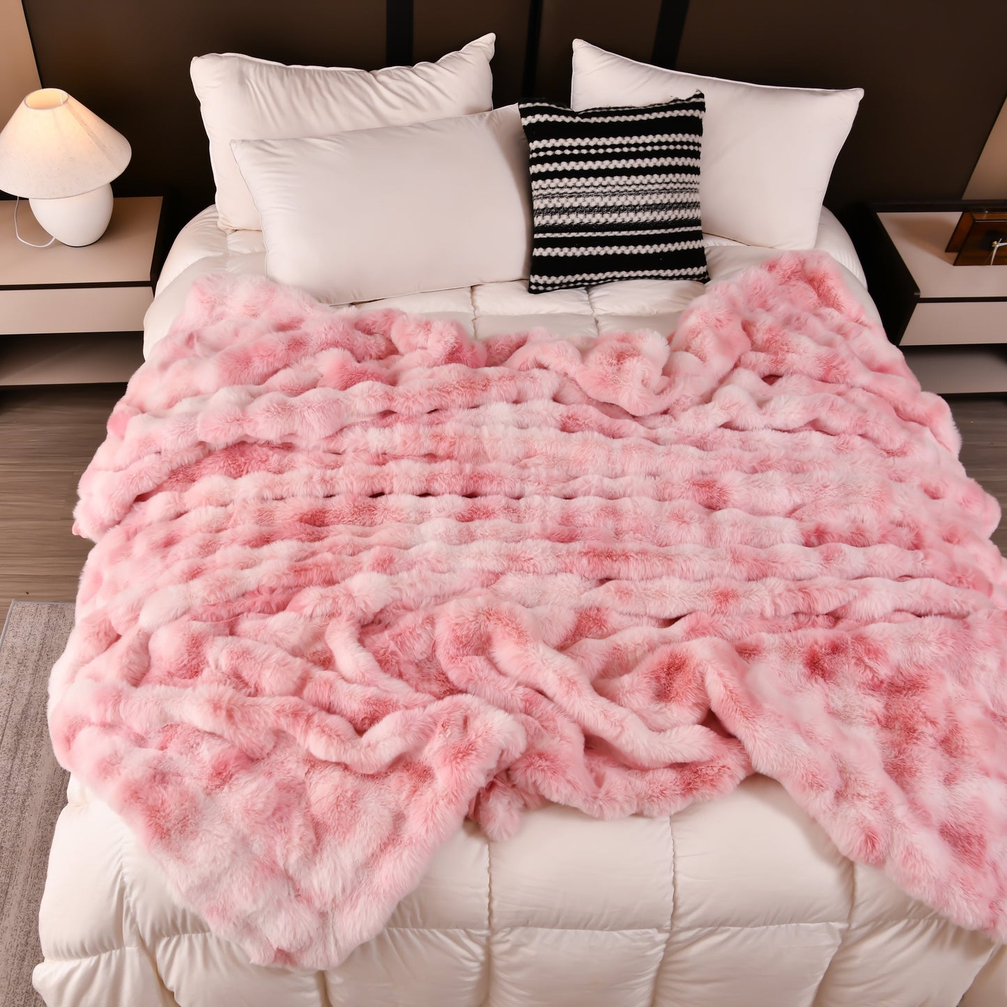 Homyo Tie-dyed colored  blanket. Its inner lining is made of soft fleece material, with good breathability and thick texture. It is suitable for beds, sofas or reclining chairs.