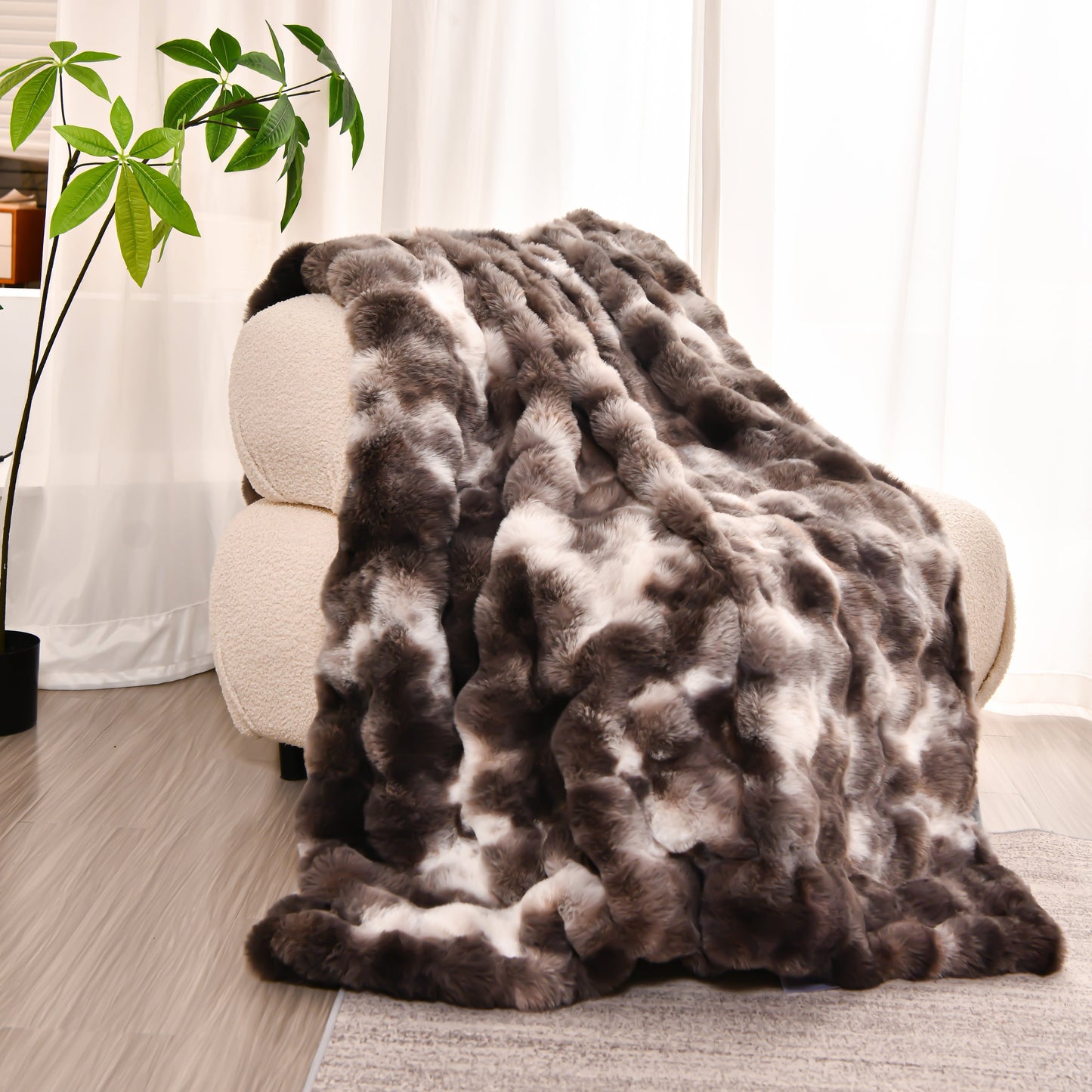 Homyo Tie-dyed colored  blanket. Its inner lining is made of soft fleece material, with good breathability and thick texture. It is suitable for beds, sofas or reclining chairs.